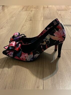 Floral Pointed-Toe Bow Pumps in Black and Pink